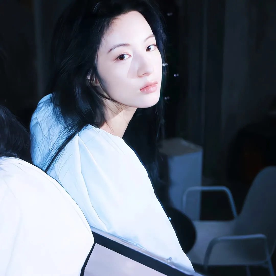 独自在夜晚的海边 在线观看封面